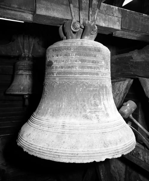 Cloche 2, face postérieure, vue générale. Sur la faussure, Calvaire, sans cadre, avec un angelot et des motifs de frise.