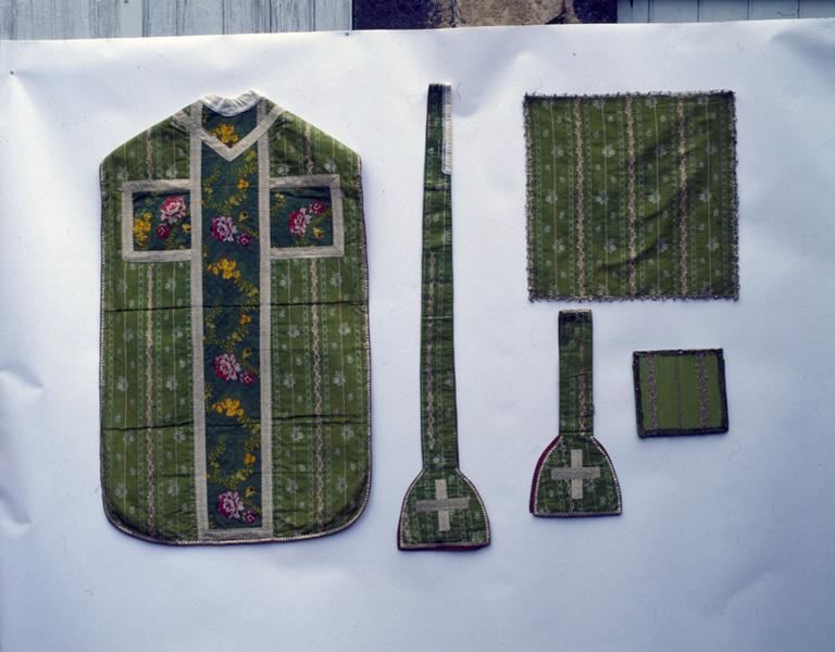 Chasuble, étole, manipule, bourse, voile du calice, vue d'ensemble. Pékin, 1 lat de lancé, et taffetas doublé, liseré, broché.