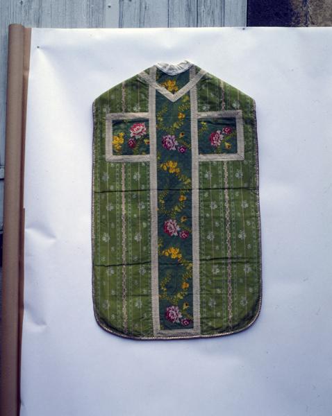 Chasuble, dos, vue générale. Pékin, 1 lat de lancé, et taffetas doublé, liseré, broché.