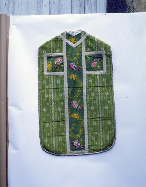 Chasuble, dos, vue générale. Pékin, 1 lat de lancé, et taffetas doublé, liseré, broché.