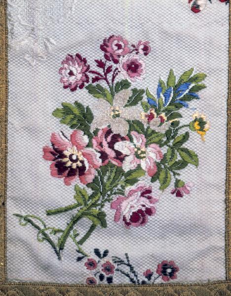 Dalmatique, dos, détail, bande gauche, bouquet inférieur. Cannetillé liseré, broché, sans liage. Bouquet polychrome par le lat de broché, trame soie et chenille.