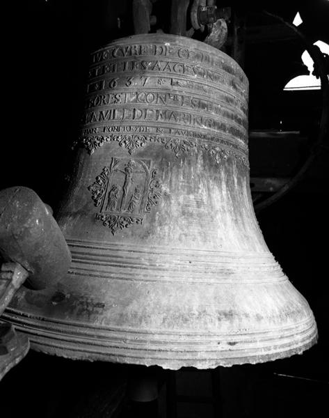 'Cloche 2, face latérale gauche, détail : vase supérieur, les six lignes de l'inscription et la frise ; faussure : Calvaire, encadré, la Vierge à gauche, saint Jean à droite'