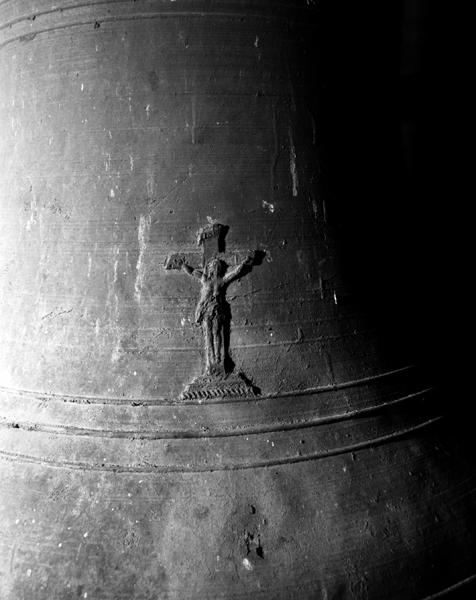 Cloche 1, faussure, à l'aplomb du début de l'inscription : Christ en croix.