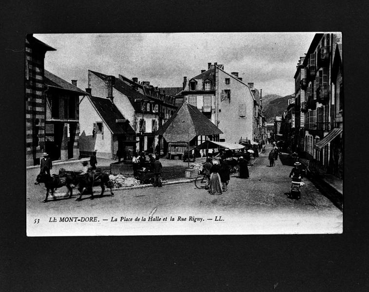 La Place de la Halle et la rue Rigny Carte postale ancienne