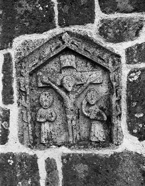 Face ouest du clocher, relief, calvaire