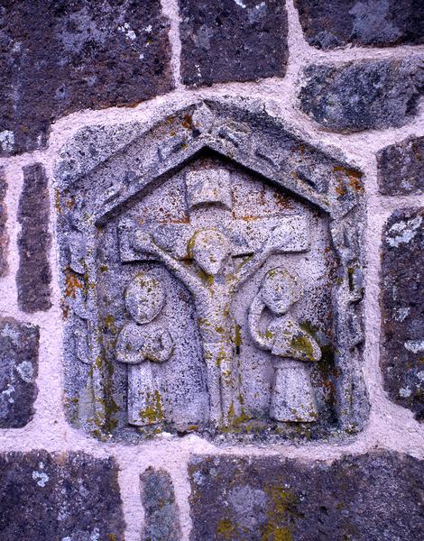 Face ouest du clocher, relief, calvaire