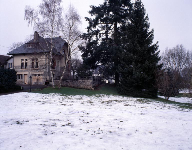 Maison et jardin paysager