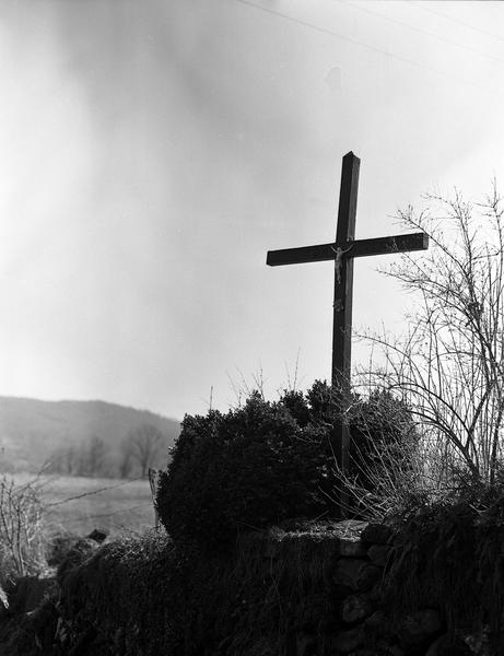 Croix en bois datée de 1921 avec un Christ rapporté en fonte