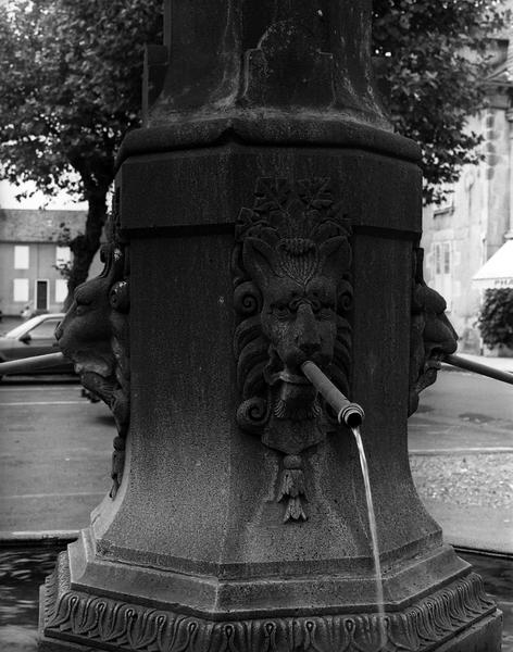 Détail de la colonne : mascarons