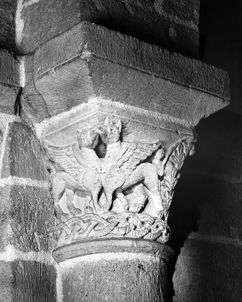 Entrée du choeur, côté nord : chapiteau à griffons affrontés, à palmettes et à entrelac.