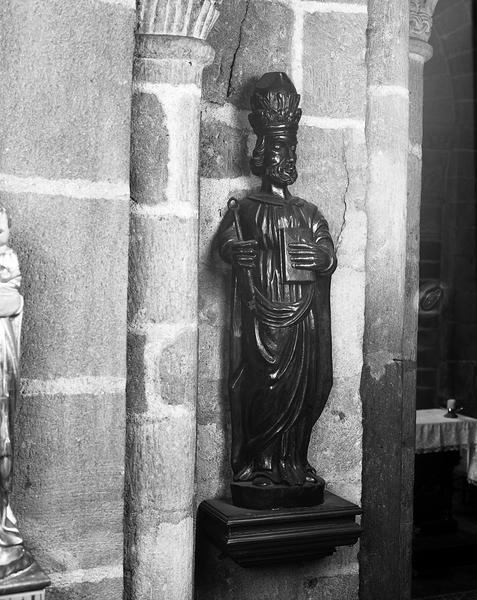 Saint Pierre : vue générale de trois quarts, côté droit de la statue