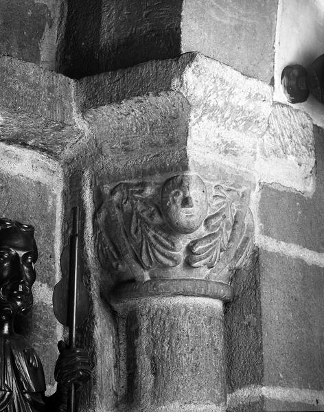 Entrée de la chapelle latérale sud : chapiteau à tête et à feuillage