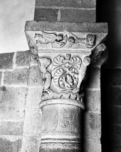 'Entrée de l'abside, côté sud, chapiteau : corbeil à décor de palmettes àvec un lion et un aigle capturant un agneau; tailloir avec un reptile symbolisant l'avarice et sans doute une scène d'enfer (ange bénissant un damné ?).'