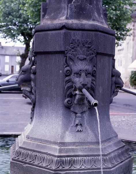 Détail de la colonne : mascarons