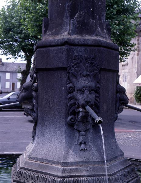 Détail de la colonne : mascarons