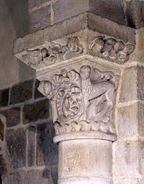 Entrée du choeur, côté nord : chapiteau à griffons affrontés, à palmettes et à entrelac.