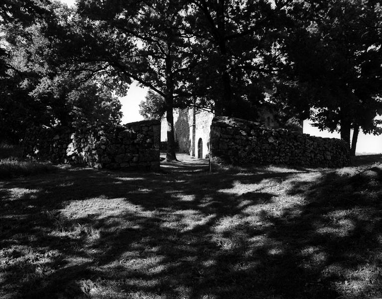 Enclos de l'ancien cimetière précédant l'église