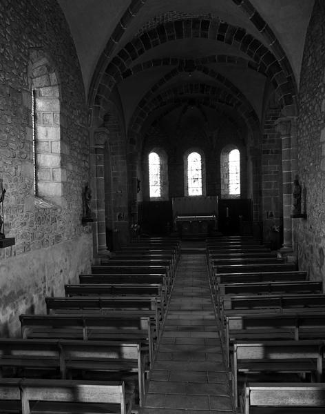 Vue de la nef et du choeur depuis l'entrée