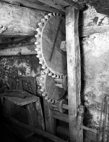 Engrenages de bois permettant d'actionner le treuil de manutention des meules.