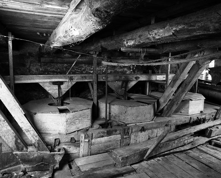 Rez-de-chaussée du moulin : meules et trémis