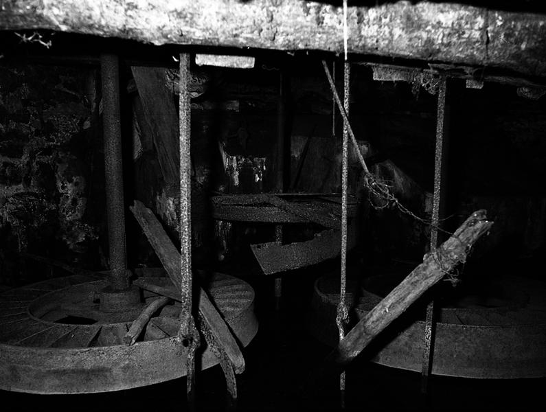 Sous-sol du moulin : vues des roues hydrauliques