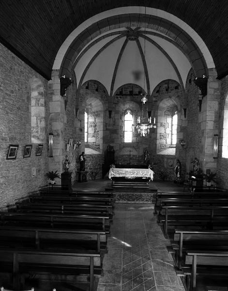 Vue de la nef et du choeur depuis l'entrée