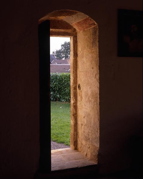 Porte entre la nef et le cimetière : faux appareil polychrome