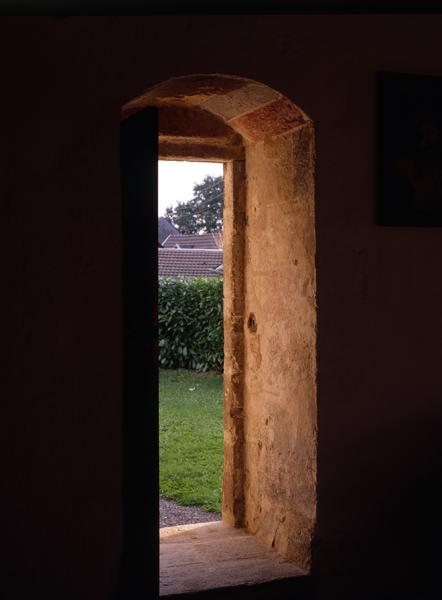 Porte entre la nef et le cimetière : faux appareil polychrome