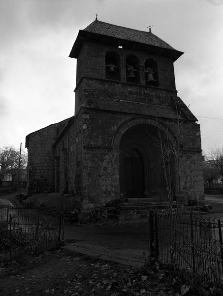 Vue du porche et du clocher-peigne