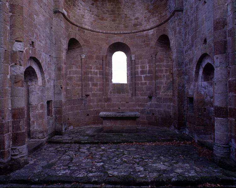 Vue intérieure: le choeur et ses baies dites limousines