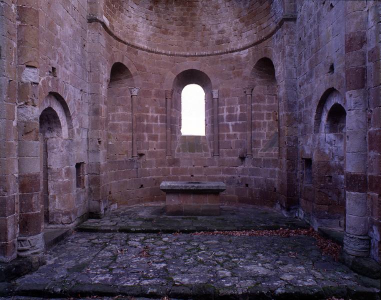 Vue intérieure: le choeur et ses baies dites limousines