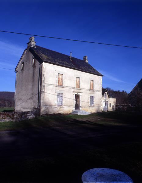Elévation principale du logis et du fenil sur étable à chevaux et remise.