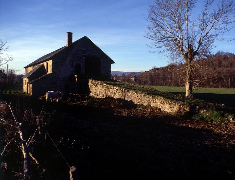 Montée et porte de grange, logement de domestique, porcherie