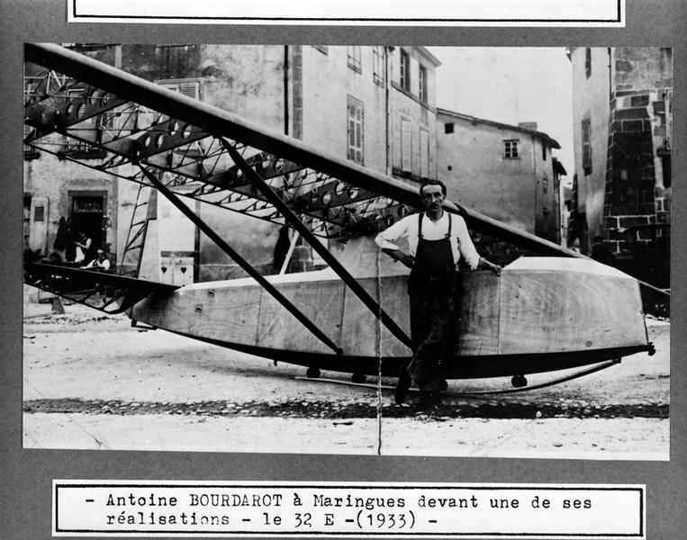 Antoine Bourdarot à Maringues devant une de ses réalisations en 1933, photographie en noir et blanc, s.n., 1933.