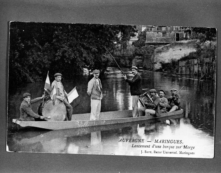 Auvergne-Maringues. Lancement d'une barque sur Morge., carte postale, collection Auvergne, s.d.[verso séparé], J. Sure, Bazar Universel à Maringues éditeur.