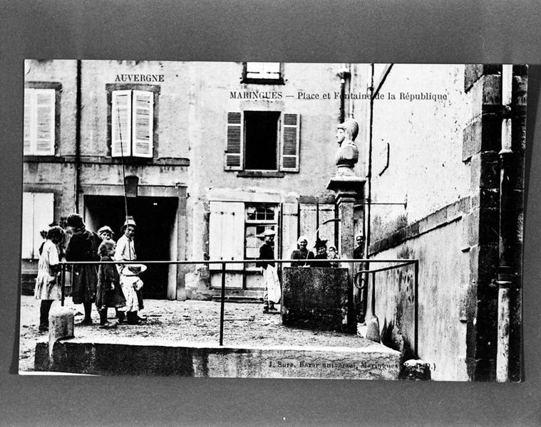Maringues-Place et Fontaine de la République, carte postale, collection Auvergne, s.d.[verso séparé], J. Sure Bazar Universel à Maringues éditeur.