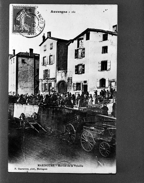 'Maringues-Marché de la volaille, carte postale, collection Auvergne no 162, sd[avant 1907 ; verso séparé], P Chavaroux photographe à Maringues éditeur'