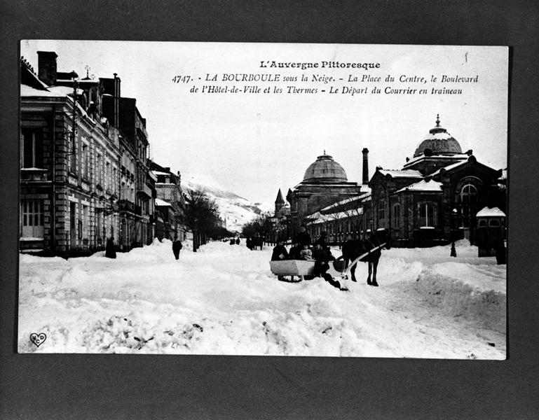 La Bourboule sous la Neige.- La Place du Centre, le Boulevard de l'Hôtel-de-Ville et les Thermes - Le Départ du Courrier en traîneau.