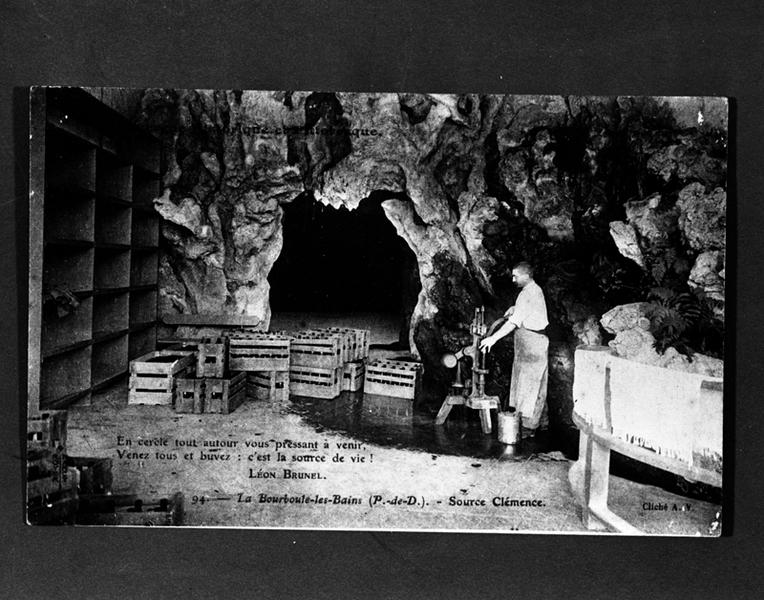 La Bourboule-les-Bains (P.-de-D.). - Source Clémence. En cercle tout autour vous pressant à venir, / Venez tous et buvez : c'est la source de vie ! / Léon Brunel