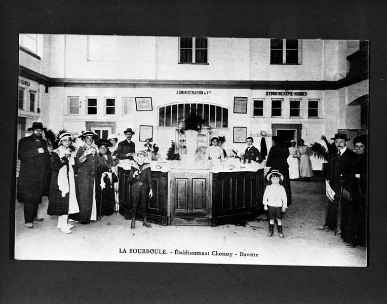 La Bourboule. - Etablissement Choussy - Buvette. [Vue générale intérieure avec curistes].