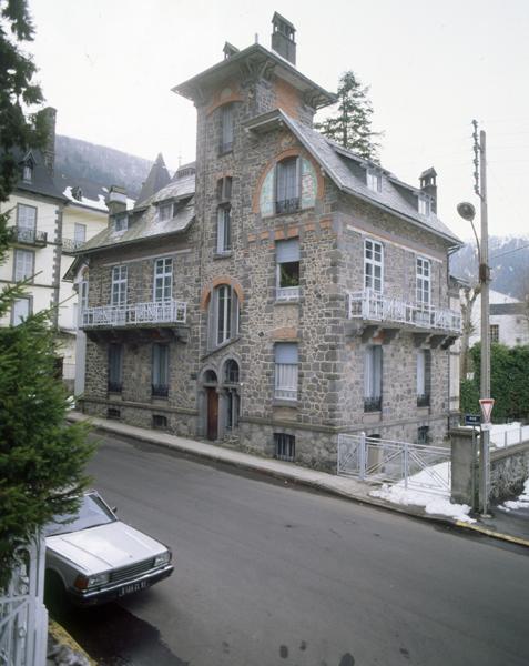 Vue générale de la façade principale de la villa Poupon