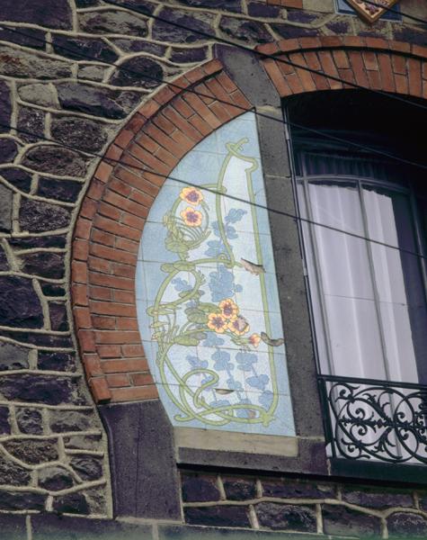 Détail de la baie du deuxième étage de la villa