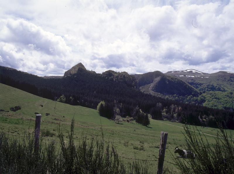 Vue des roches Tuilière et Sanadoire (communes de Rochefort-Montagne et Orcival) depuis le nord-est.
