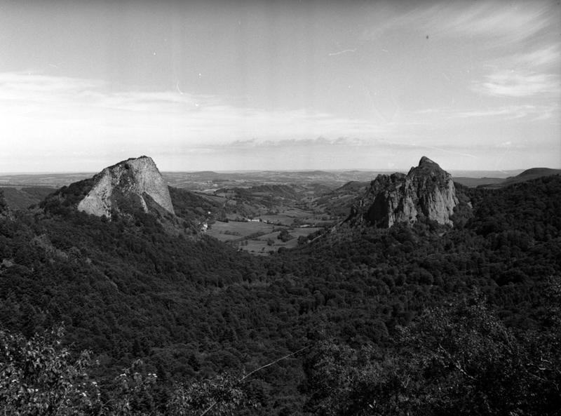 Vue des roches Tuilière et Sanadoire depuis le sud, en direction de la vallée de Rochefort.