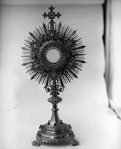 Ostensoir,déposé en 1994 au trésor cantonal de l'église d'Ydes Bourg.Laiton et cabochons de verre blanc et rouge,XIXè siècle