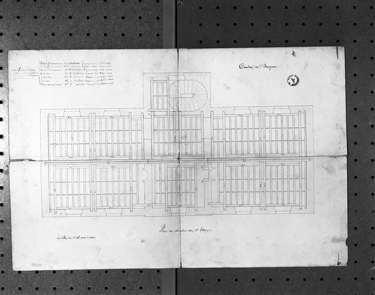 Projet de construction d'une maison d'école et d'une mairie sur l'emplacement d'une halle.Plan du plancher du premier étage.