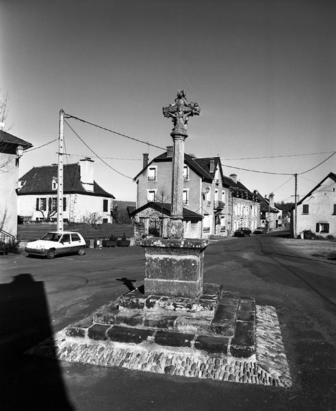 Vue générale de la croix, côté Vierge à l'Enfant