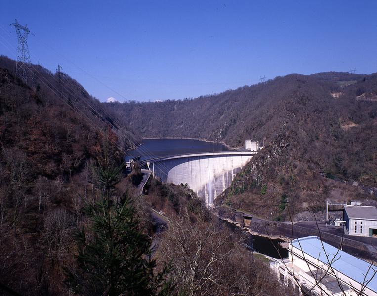 Vue du barrage, de la retenue et de la centrale