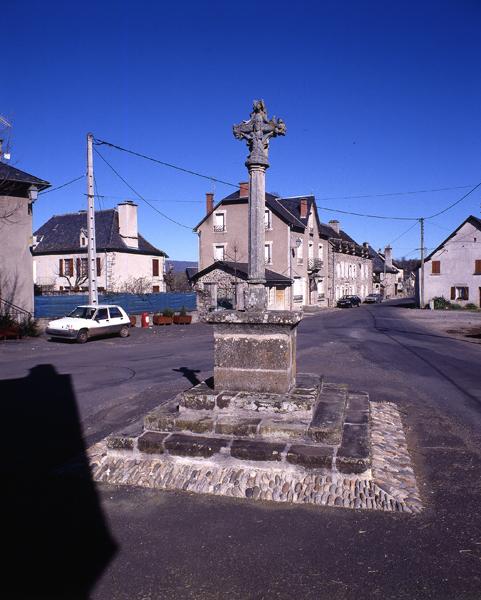 Vue générale de la croix, côté Vierge à l'Enfant