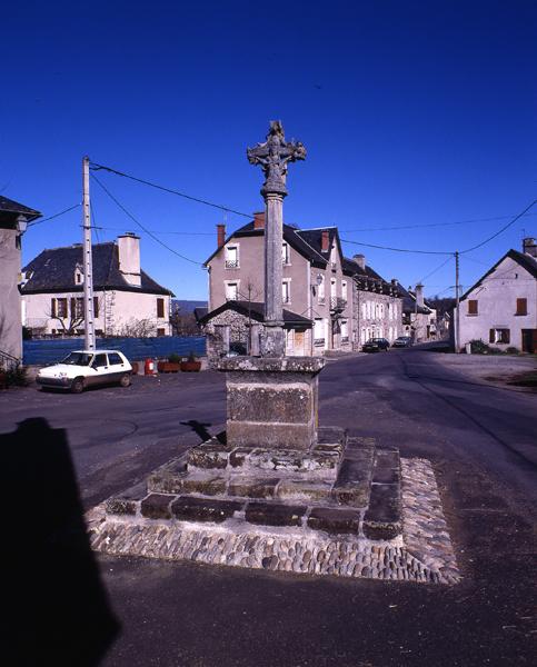 Vue générale de la croix, côté Vierge à l'Enfant